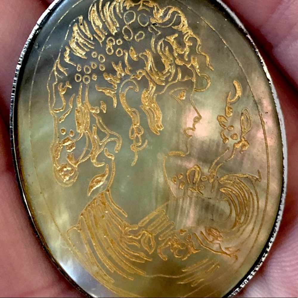 Large mother of Pearl cameo pendant